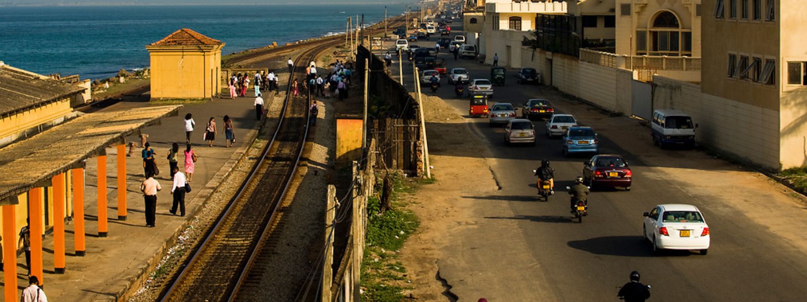 Section of Marine Drive closed near Bambalapitiya Railway Station